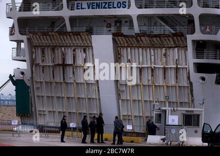 (200403) -- PIRÉE, 3 avril 2020 (Xinhua) -- le ferry "Eleftherios Venizelos" est vu ancré au port du Pirée, Grèce, 3 avril 2020. La Grèce a signalé jeudi trois décès supplémentaires liés au nouveau coronavirus au cours des dernières 24 heures, portant le nombre total de morts à 53 depuis l'annonce du premier cas confirmé dans le pays le 26 février. (Xinhua/Marios Lolos) Banque D'Images