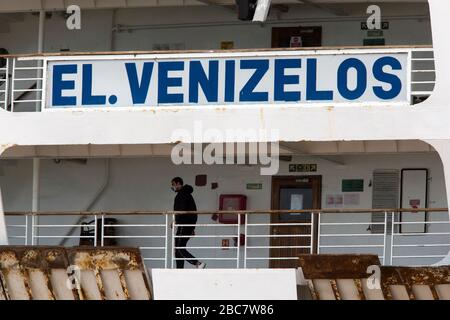 (200403) -- PIRÉE, 3 avril 2020 (Xinhua) -- un homme est vu sur le pont du ferry "Eleftherios Venizelos", au Pirée, Grèce, 3 avril 2020. La Grèce a signalé jeudi trois décès supplémentaires liés au nouveau coronavirus au cours des dernières 24 heures, portant le nombre total de morts à 53 depuis l'annonce du premier cas confirmé dans le pays le 26 février. (Xinhua/Marios Lolos) Banque D'Images