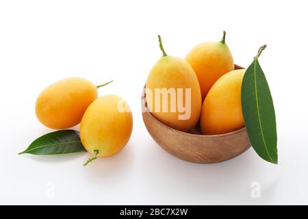 Prune marian fraîche ou mangue prune isolée sur fond blanc Banque D'Images