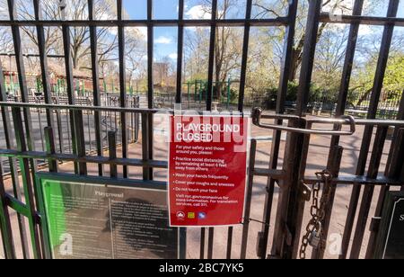 un panneau est suspendu sur une porte paddlock à une aire de jeux à 97ème et au parc central ouest, indiquant qu'elle est fermée en raison d'une pandémie de coronavirus ou de covid-19 Banque D'Images