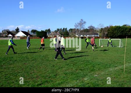 Football à pied, Alderton, Suffolk, Angleterre. Banque D'Images