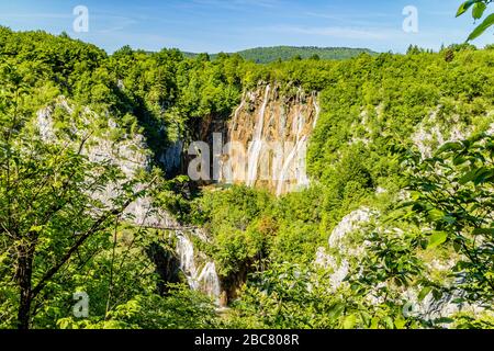 La gifle Veliki, la grande ou la grande chute d'eau, au parc national des lacs Plitvice en Croatie, en Europe. Mai 2017. Banque D'Images