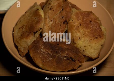 Faire frire des tartes, des pâtes sur une poêle. Patties dans le récipient. Maison. Patties frits.Pasties sur la poêle à frire. Tartes frites Banque D'Images