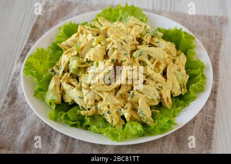 Salade de poulet au couronnement maison sur une plaque blanche, vue à bas angle. Gros plan. Banque D'Images