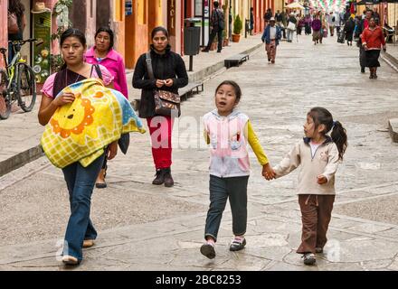 Mère maya transportant un bébé, deux jeunes filles, à Calle Real de Guadalupe, rue piétonne à San Cristobal de las Casas, Chiapas, Mexique Banque D'Images