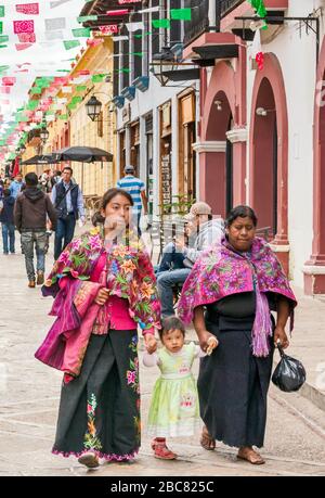 Deux femmes et enfants maya, portant une robe traditionnelle, à Calle Real de Guadalupe, rue piétonne à San Cristobal de las Casas, Chiapas, Mexique Banque D'Images