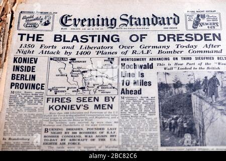 Le journal britannique "The Blating of Dresden" Evening Standard WWII a publié le 14 février 1945 à Londres Angleterre Grande-Bretagne Royaume-Uni Banque D'Images