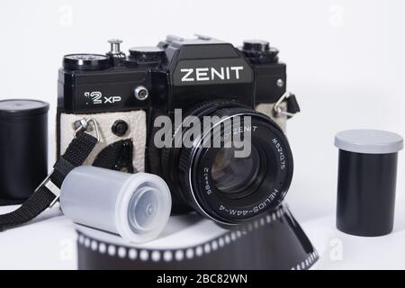 ancienne caméra de cinéma 35 mm et objectifs de caméra avec des contenants de film et des bandes de film autour isolés sur le fond blanc Banque D'Images