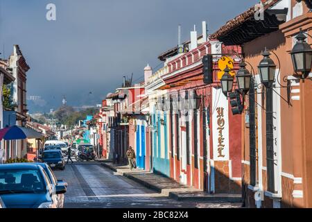 Calle Maria Adelina Flores, brouillard matinal sur les collines, San Cristobal de las Casas, Chiapas, Mexique Banque D'Images