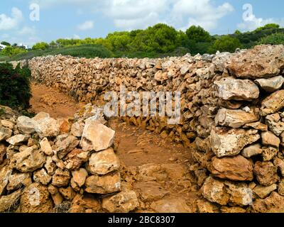 Typique Menorcan ferme murs sur la route de marche Camí de Cavalls autour de la côte de Minorque, Iles Baléares, Espagne, Europe Banque D'Images