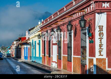 Calle Maria Adelina Flores, brouillard matinal sur les collines, San Cristobal de las Casas, Chiapas, Mexique Banque D'Images