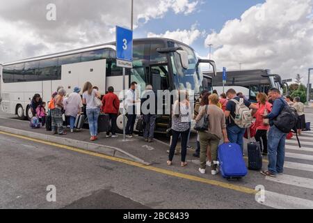 Rome, Italie Ciampino terminal bus arrêt avec foule. Aeroporto G. B. Pastine avec des touristes avec des autocars à bagages à bord de la capitale italienne. Banque D'Images