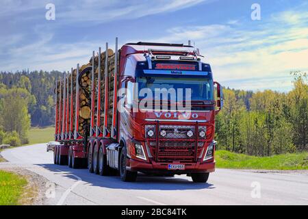 Red Volvo FH16 750 camion d'exploitation forestière de Kuljetusliike Seppo Saarinen transports log charge le long de la route sur une journée ensoleillée de printemps. Salo, Finlande. 18 mai 2019. Banque D'Images