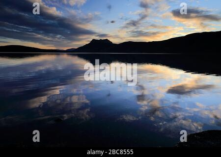 Lumière de l'aube sur Lago del Torro, Torres de Paine, région de Magallanes, Patagonie, Chili, Amérique du Sud Banque D'Images