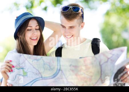 Couple de touristes à la recherche à la carte Banque D'Images