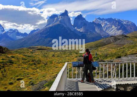 Marcheurs à Salto Grande Waterfall, Lago Pehoe, Torres de Paine, région de Magallanes, Patagonia, Chili Banque D'Images