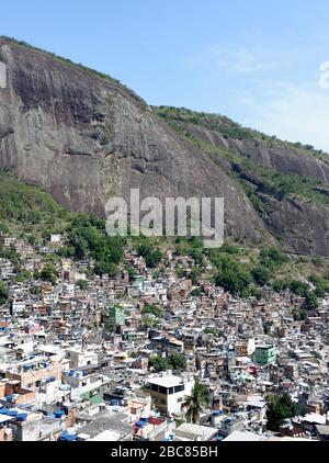 La favela surpeuplée de Rochina à Rio de Janerio, Brésil, de haut point de vue Banque D'Images