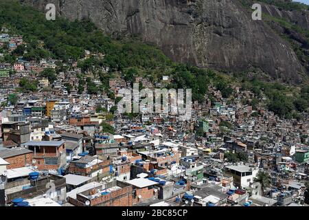 La favela surpeuplée de Rochina à Rio de Janerio, Brésil, de haut point de vue Banque D'Images