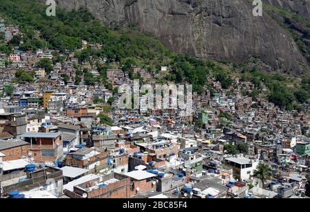 La favela surpeuplée de Rochina à Rio de Janerio, Brésil, de haut point de vue Banque D'Images