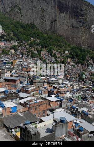 La favela surpeuplée de Rochina à Rio de Janerio, Brésil, de haut point de vue Banque D'Images