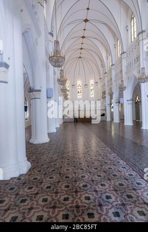 L'intérieur du CHIJMES Hall, montrant le plafond voûté et les vitraux, Singapour Banque D'Images