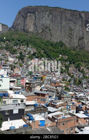 La favela surpeuplée de Rochina à Rio de Janerio, Brésil, de haut point de vue Banque D'Images