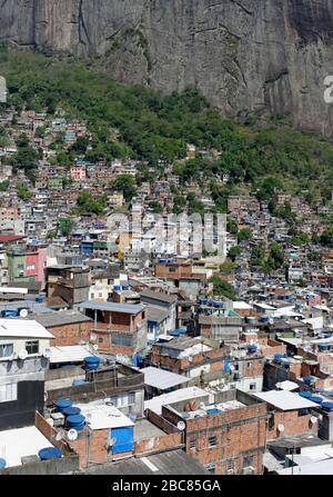 La favela surpeuplée de Rochina à Rio de Janerio, Brésil, de haut point de vue Banque D'Images