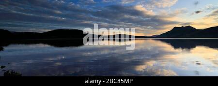 Lumière de l'aube sur Lago del Torro, Torres de Paine, région de Magallanes, Patagonie, Chili, Amérique du Sud Banque D'Images