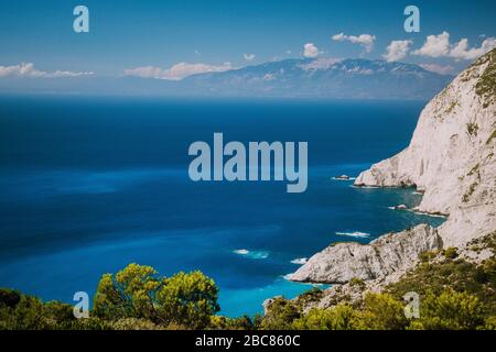 Côte escarpée de Zakynthos, falaises de calcaire sur la partie ouest de l'île. Grèce. Banque D'Images