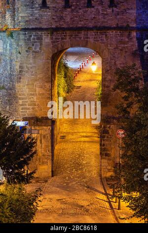 Porte éclairée dans le quartier médiéval Grund de Luxembourg ville Banque D'Images