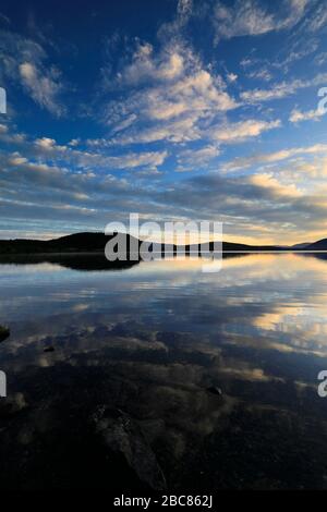 Lumière de l'aube sur Lago del Torro, Torres de Paine, région de Magallanes, Patagonie, Chili, Amérique du Sud Banque D'Images