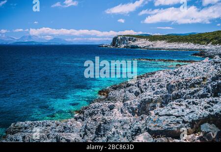 Vue imprenable sur l'eau bleue cristalline et les falaises à couper le souffle en Grèce. Assaisonnement grec. Banque D'Images