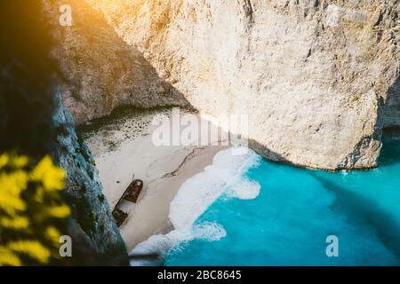 Plage de Navagio Zakynthos avec épave dans le chaud matin lumière. Grèce. Banque D'Images