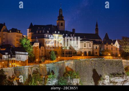 Vue de nuit sur la ville médiévale éclairée de Luxembourg Banque D'Images