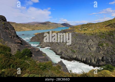 Vue estivale de la chute d'eau de Salto Grande, Lago Pehoe, Torres de Paine, région de Magallanes, Patagonie, Chili, Amérique du Sud Banque D'Images