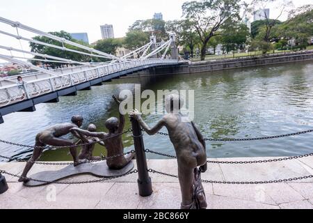 La sculpture en bronze de Chong Fah Cheong, qui sautait dans la rivière Singapour, à Singapour Banque D'Images