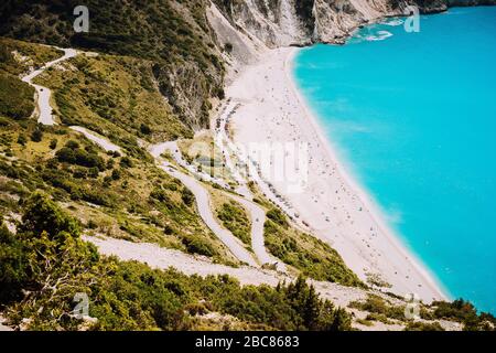 Route serpentine de la célèbre Plage de Myrtos. Lieu de visite préféré sur Kefalonia, Grèce. Banque D'Images