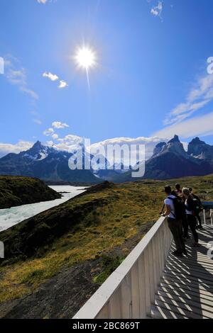 Marcheurs à Salto Grande Waterfall, Lago Pehoe, Torres de Paine, région de Magallanes, Patagonia, Chili Banque D'Images