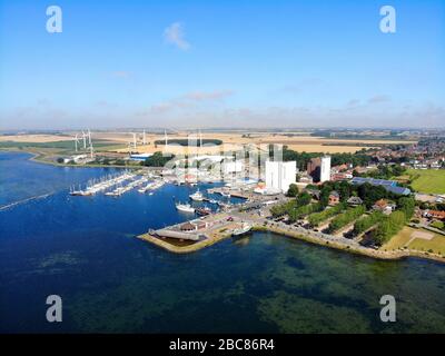 kleiner Ort mit kombiniertem Kommunal- und Yachthafen auf der Ostseeinsel Fehmarn. Schleswig-Holstein, Allemagne Banque D'Images