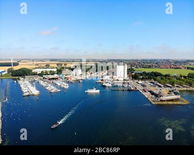 kleiner Ort mit kombiniertem Kommunal- und Yachthafen auf der Ostseeinsel Fehmarn. Schleswig-Holstein, Allemagne Banque D'Images