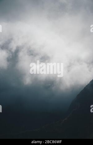 Paysage de Moody avec brouillard qui coule sur une énorme pente de montagne et qui déborde dans la vallée verte. Santo Antao Cap-Vert Cabo Verde. Banque D'Images