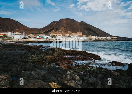 Village de Calhau sur la côte de l'océan en face du cratère volcanique de couleur rouge. Cap-Vert - Ile de Sao Vicente. Banque D'Images