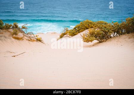 Des dunes de sable doré surréalistes sur la côte atlantique de Baia Das Gatas. Au nord de Calhau, île de Sao Vicente Cap-Vert. Banque D'Images