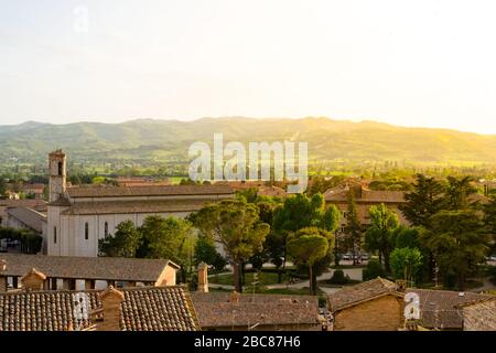 Le magnifique paysage urbain de Gubbio, Italie. Belle vue aérienne coucher de soleil sur les toits de la ville et les lanmarks entourés par les belles collines italiennes vues de t Banque D'Images