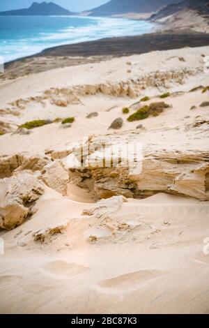 Sable surréel pierre rocheuse dans la dune sur la côte Atlantique sur Baia Das Gatas. Au nord de Calhau, île de Sao Vicente Cap-Vert. Banque D'Images