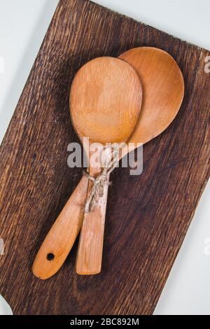 Planche à découper en bois avec cuillères en bois sur une table Banque D'Images