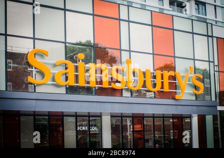 Logo extérieur de la succursale de supermarché Sainsbury's / signalisation- Londres Banque D'Images