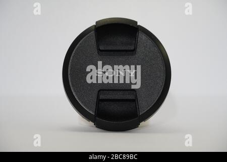 Cache d'objectif pour caméra Sony sur fond blanc. Le cache de marque de l'objectif de caméra a nommé Sony comme accessoires pour ceux dont le hobby en photographie. : Udaipur Inde - Banque D'Images