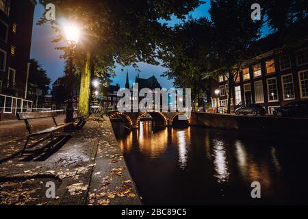 Scène tranquille d'Amsterdam, paysage urbain d'automne de beau pont sur le canal. Les Pays-Bas. Exposition longue. Banque D'Images