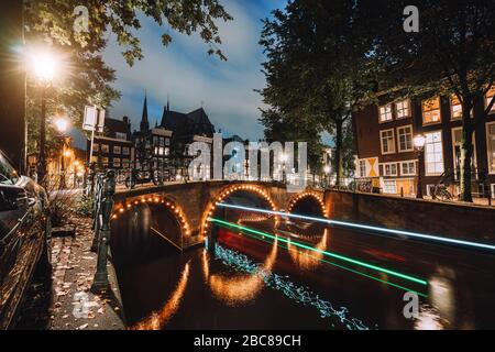 Light trails au fameux canaux d'Amsterdam au crépuscule. L'exposition à long shot. Banque D'Images